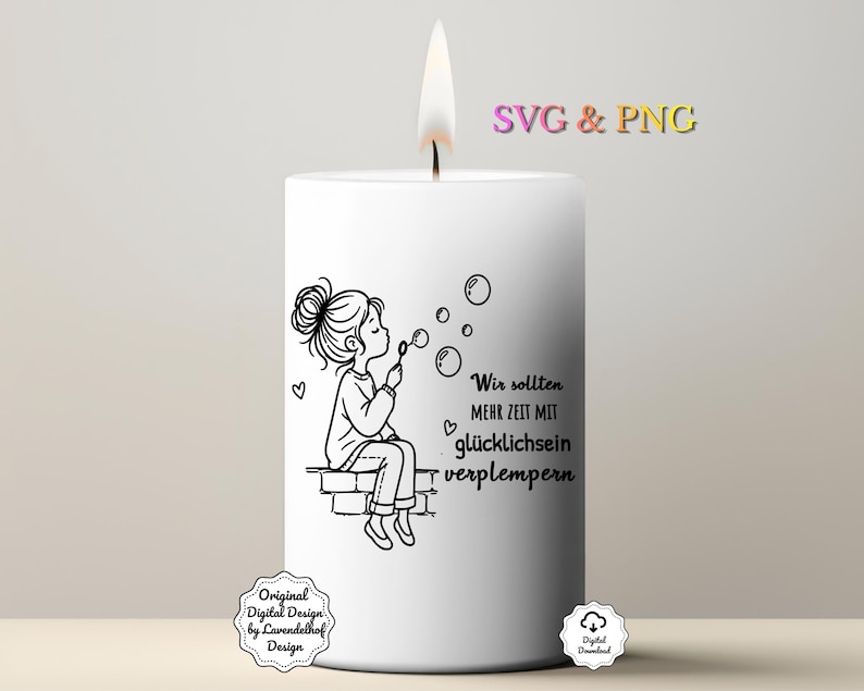 Puede incluir: Una vela blanca con una ilustraci&oacute;n en blanco y negro de una ni&ntilde;a soplando burbujas. La vela tiene texto en alem&aacute;n: "Wir sollten mehr Zeit mit gl&uuml;cklichsein verplemmern." Tambi&eacute;n tiene el texto "SVG & PNG".