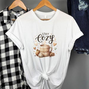 Blijf gezellig T-shirtontwerp png Warme en gezellige mok sublimatie digitale download Winterontwerp Koffie clipart Herfstontwerp Hygge-stijl png DTF afbeelding 4
