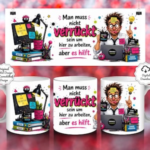 Op de afbeelding: Een witte keramische mok met een kleurrijke cartoonillustratie van een bureau met een computer, boeken en een persoon met warrig haar die een mok vasthoudt. De tekst luidt: Man muss nicht verrückt sein um hier zu arbeiten, aber es hilft.