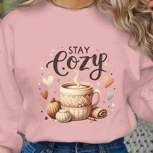 Blijf gezellig T-shirtontwerp png Warme en gezellige mok sublimatie digitale download Winterontwerp Koffie clipart Herfstontwerp Hygge-stijl png DTF afbeelding 5