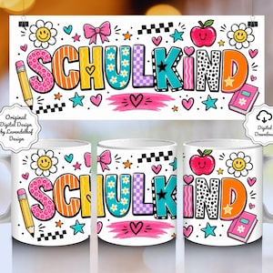 Könnte beinhalten: Ein weißer Keramikbecher mit einem bunten Grafikdesign, das das Wort SCHULKIND in großen, gemusterten Buchstaben zeigt. Das Design umfasst einen gelben Bleistift, einen roten Apfel, ein rosa Buch, lächelnde Blumen, Herzen, Sterne und Karomuster.
