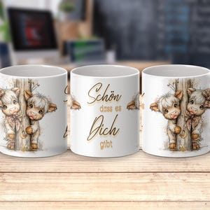 Digitales 11oz Tassen Wrap Sublimationsdesign mit dem deutschen Spruch „Schön,  dass es Dich gibt“ und niedlichen Baby Highland Cows mit Herzen. Hochauflösende PNG-Datei (300 dpi, 2700×1120 px) für Sublimationstassen. Originelles Paardesign für Tassen – ideal für Geschenke an Paare und Verliebte, Freunde oder für den Eigengebrauch. Perfekt für kreative Sublimationsprojekte und humorvolle Paar Geschenke.