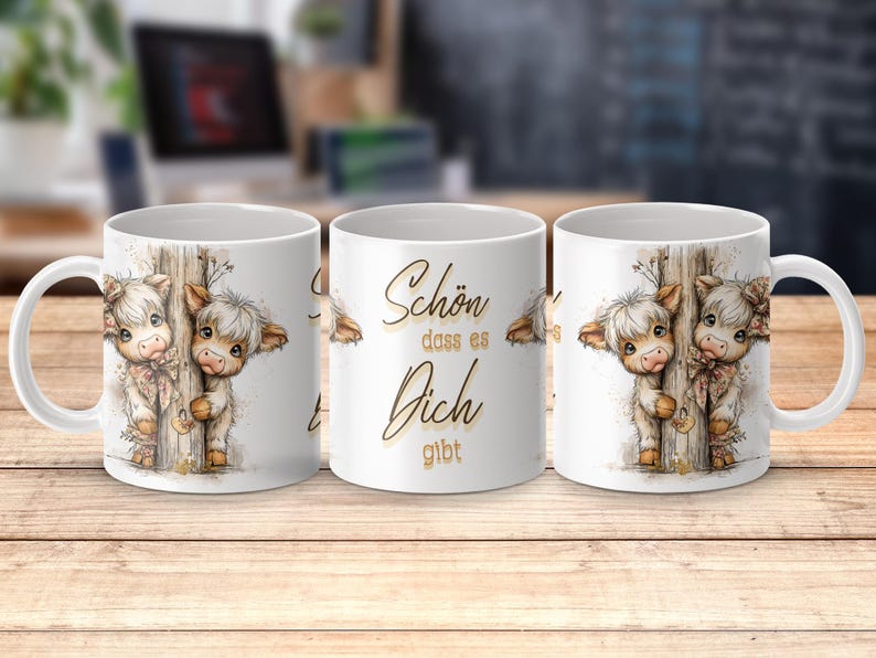 Digitales 11oz Tassen Wrap Sublimationsdesign mit dem deutschen Spruch „Schön,  dass es Dich gibt“ und niedlichen Baby Highland Cows mit Herzen. Hochauflösende PNG-Datei (300 dpi, 2700×1120 px) für Sublimationstassen. Originelles Paardesign für Tassen – ideal für Geschenke an Paare und Verliebte, Freunde oder für den Eigengebrauch. Perfekt für kreative Sublimationsprojekte und humorvolle Paar Geschenke.