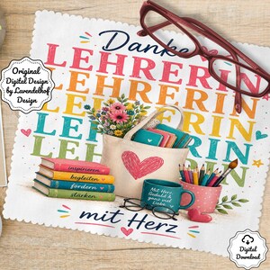 Könnte beinhalten: Ein quadratisches weißes Tuch mit dem Text Danke LEHRERIN in Regenbogenfarben, einer Tragetasche mit rotem Herz, einem Bücherstapel mit den Aufschriften inspirieren, begleiten, fördern, stärken, einer türkisen Tasse, einem Stiftehalter und einer roten Brille.