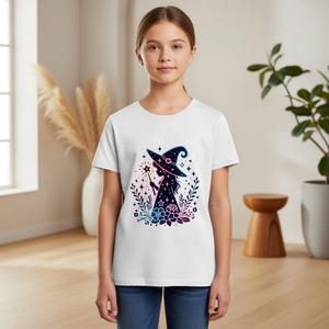 Halloween Kinder Shirt mit niedlicher Hexe im Neonstil. PNG-Datei für Sublimation, DIY-Projekte und Sticker. Cute witch neon kids shirt design for sublimation and Halloween crafts.