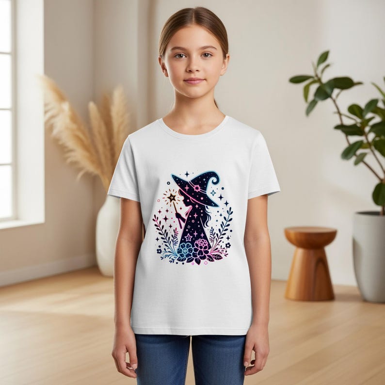 Halloween Kinder Shirt mit niedlicher Hexe im Neonstil. PNG-Datei für Sublimation, DIY-Projekte und Sticker. Cute witch neon kids shirt design for sublimation and Halloween crafts.