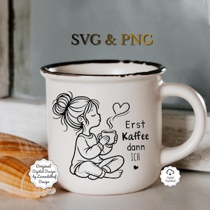Puede incluir: Taza de cer&aacute;mica blanca con borde y asa negros. La taza presenta una ilustraci&oacute;n en blanco y negro de una ni&ntilde;a sosteniendo una taza de caf&eacute;, con el texto "Erst Kaffee dann ICH". La taza tambi&eacute;n tiene el texto "SVG & PNG".