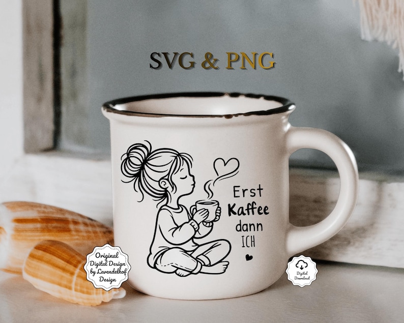 Puede incluir: Taza de cer&aacute;mica blanca con borde y asa negros. La taza presenta una ilustraci&oacute;n en blanco y negro de una ni&ntilde;a sosteniendo una taza de caf&eacute;, con el texto "Erst Kaffee dann ICH". La taza tambi&eacute;n tiene el texto "SVG & PNG".