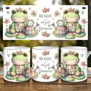 Könnte beinhalten: Weiße Keramik-Tasse mit einem skurrilen Design mit einem grünen Frosch, einer Gießkanne, Blumen und dem deutschen Text "Mir reichts, ich geh Gärtnern!" (Ich habe genug, ich gehe gärtnern!). Das Design enthält Herzen und Pastellfarben.