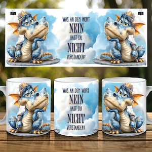 Puede incluir: Taza de cerámica blanca con una ilustración de un dragón azul y el texto "WAS AN DEM WORT NEIN HAST DU NICHT VERSTANDEN?" sobre un fondo nublado.