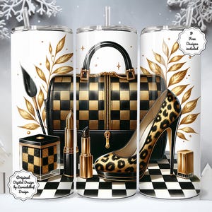 Könnte beinhalten: Weißer Becher mit einer schwarz-gold karierten Handtasche, einem High Heel mit Leopardenmuster und einem goldenen Lippenstift-Design. Der Becher hat auch goldene Blattakzente und ein schwarz-weißes Karomuster.