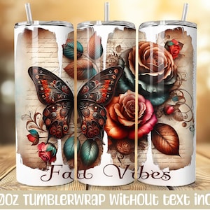 Könnte beinhalten: Ein weißer 590ml-Becher mit einem Schmetterlings- und Blumendesign. Der Schmetterling hat detaillierte Muster in Braun, Orange und Rot. Rosen in Rot, Rosa und Braun sind ebenfalls abgebildet. Die Worte "Fall Vibes" sind auf dem Becher geschrieben.