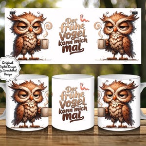 Puede incluir: Taza de cerámica blanca con un diseño de búho de dibujos animados en marrón y beige, sosteniendo una taza de café. La taza tiene el texto alemán "Der frühe Vogel kann mich mal". El diseño se repite.