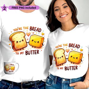 Könnte beinhalten: Zwei weiße T-Shirts mit einem niedlichen Cartoon-Design aus einer Scheibe Brot und einer Stange Butter. Der Text auf den T-Shirts lautet "You're the bread to my butter".