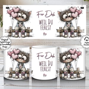Könnte beinhalten: Weiße Keramiktasse mit einer Illustration einer Cartoon-Katze, die herzförmige Ballons hält. Die Katze trägt eine Latzhose und sitzt auf einem Holzzaun. Auf der Tasse steht der Text "Für Dich WEIL DU FEHLST".