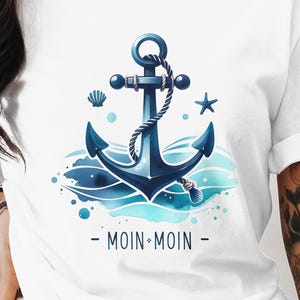 Puede incluir: Camiseta blanca con un gráfico de ancla azul y olas de acuarela. El texto "Moin Moin" está impreso debajo del ancla.