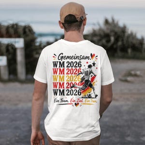 Modernes Shirt Print Design mit coolem WM 2026 Motiv als digitale PNG Datei – mit dem deutschen Text:Gemeinsam. WM 2026 universell für deutsche T-Shirt Projekte.Ideal für Sublimation, DTF oder UVDTF-Druck.Diese hochwertige Grafik bietet klare Konturen und kreative Ausdruckskraft, um jedes Kleidungsstück individuell zu gestalten.Für Hobby-Designer, POD-Shops oder kreative Geschenkideen für Männer, Kollegen, Freunde, Familie oder für sich selbst. Sofortiger Download, 300 DPI Qualität.