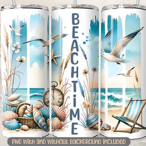 Könnte beinhalten: Ein weißer Becher mit einer blauen und weißen Strandszene. Auf dem Becher steht "Beach Time". Die Szene zeigt Muscheln, einen Strandstuhl und Möwen.