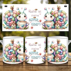 Könnte beinhalten: Weiße Keramik-Tasse mit einem skurrilen Design mit einer Cartoon-Schnecke, einer Tasse Kaffee und einem kleinen Haus. Die Schnecke hat ein farbenfrohes Patchwork-Gehäuse. Die Tasse trägt den Text "Ruhe ist meine SUPER KRAFT!"