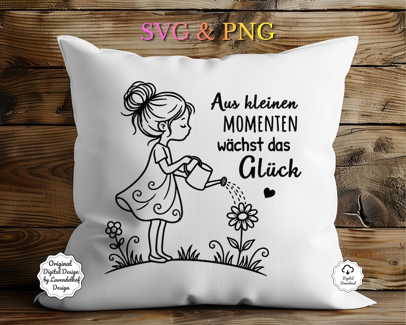 Puede incluir: Coj&iacute;n decorativo blanco con una ilustraci&oacute;n en blanco y negro de una ni&ntilde;a regando una flor. El texto "Aus kleinen Momenten w&auml;chst das Gl&uuml;ck" est&aacute; impreso en el coj&iacute;n. El coj&iacute;n tiene un dise&ntilde;o floral y un coraz&oacute;n.