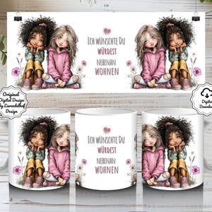 Puede incluir: Taza de cerámica blanca con una ilustración de dos chicas y el texto "ICH WÜNSCHTE DU WÜRDEST NEBENAN WOHNEN". Las chicas visten ropa rosa y verde, rodeadas de flores.