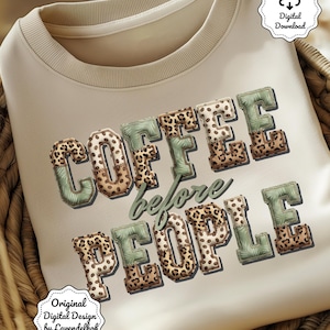 Könnte beinhalten: Cremefarbenes Sweatshirt mit dem Schriftzug "COFFEE before PEOPLE" in einer Mischung aus Leopardenmuster und grünen Stoffbuchstaben. Das Design enthält ein digitales Download-Label und einen Design-Credit.