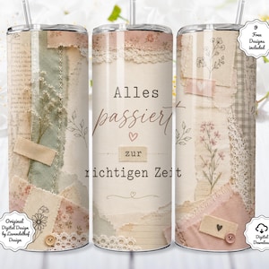 Könnte beinhalten: Drei zylindrische Trinkbecher mit Strohhalmen, die ein Collage-Design aus cremefarbenen, salbeigrünen und altrosa Stofftexturen, Spitze, Trockenblumen und Knöpfen zeigen. Der mittlere Becher trägt den deutschen Text Alles passiert zur richtigen Zeit.