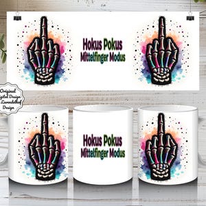 Könnte beinhalten: Weiße Keramik-Tasse mit einer Skelett-Hand, die den Mittelfinger zeigt, vor einem farbenfrohen Aquarell-Hintergrund. Der Text "Hokus Pokus Mittelfinger Modus" ist ebenfalls abgebildet. Das Design wird auf einem Poster wiederholt.