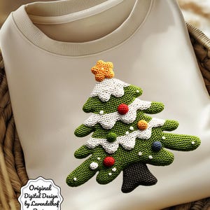 Könnte beinhalten: Cremefarbenes Sweatshirt mit einem detaillierten, gestickten Weihnachtsbaum-Design. Der Baum ist grün mit weißen Akzenten, bunten Ornamenten und einem Stern. Der Text "Original Digital Design by Lavendelhof Design" ist ebenfalls sichtbar.