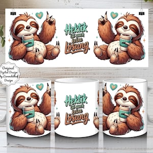 Könnte beinhalten: Weiße Keramik-Kaffeetasse mit einem Cartoon-Faultier-Design. Das Faultier ist braun und hellbraun und hält eine Kaffeetasse. Auf der Tasse steht der deutsche Text "Hektik ist auch keine Lösung" in Teal und Orange.