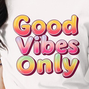 Diseño de camiseta retro colorida "Good Vibes Only" en estilo 3D PNG para camisetas, tazas y sublimación. Declaración positiva para el buen humor.