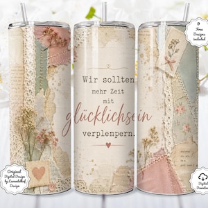 Puede incluir: Tres vasos cilíndricos con pajitas que presentan un diseño de collage de papel vintage, encaje y flores secas en tonos apagados de rosa, verde y crema. El vaso central muestra el texto en alemán Wir sollten mehr Zeit mit glücklichsein verplempern.