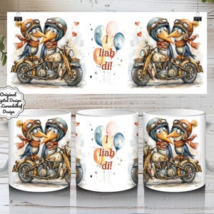 Könnte beinhalten: Weiße Keramiktasse mit einer Aquarellillustration von zwei Pinguinen auf einem Motorrad. Die Pinguine tragen Helme und Schals. Die Tasse trägt auch den Text "I liab di!" und ein Ballondesign.