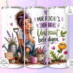 Könnte beinhalten: Ein zylindrischer Becher mit einer Cartoon-Illustration einer gärtnernden Person, Lavendel, einer Schaufel und einer Gießkanne. Der Text lautet "MIR REICHT'S. ICH GEH Unkraut beleidigen." und "Garten Therapie". Enthält eine mürrische Löwenzahnfigur.