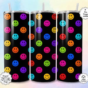 Könnte beinhalten: Schwarzer Becher mit einem sich wiederholenden Muster aus bunten Smiley-Gesichtern. Die Smiley-Gesichter sind in den Farbtönen Orange, Gelb, Grün, Blau, Pink und Lila gehalten. Der Becher hat einen silbernen Deckel und einen durchsichtigen Strohhalm.