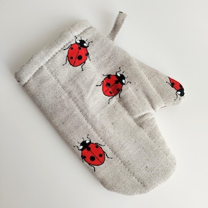 Children oven mitt, kids ladybug oven mitt, ladybug kid baking glove, ladybug lover present, kid linen cooking mitt