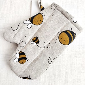 Kids baking oven mitt, child size bee oven glove, kids linen oven glove, beekids oven mitt, bee linen mitt