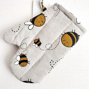 Linen oven mitt, bees, oven mitt kids, linen beeoven mitt for kids, kids bee oven mitt, insulated mitts, bees pot holder, honeybee gift