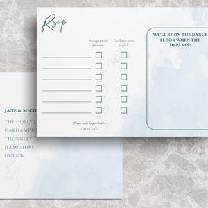 Carte de RSVP pour mariage bleue et blanche | postale de réponse d'assistance de luxe | Design chic, floral et romantique | Papeterie de mariage imprimée