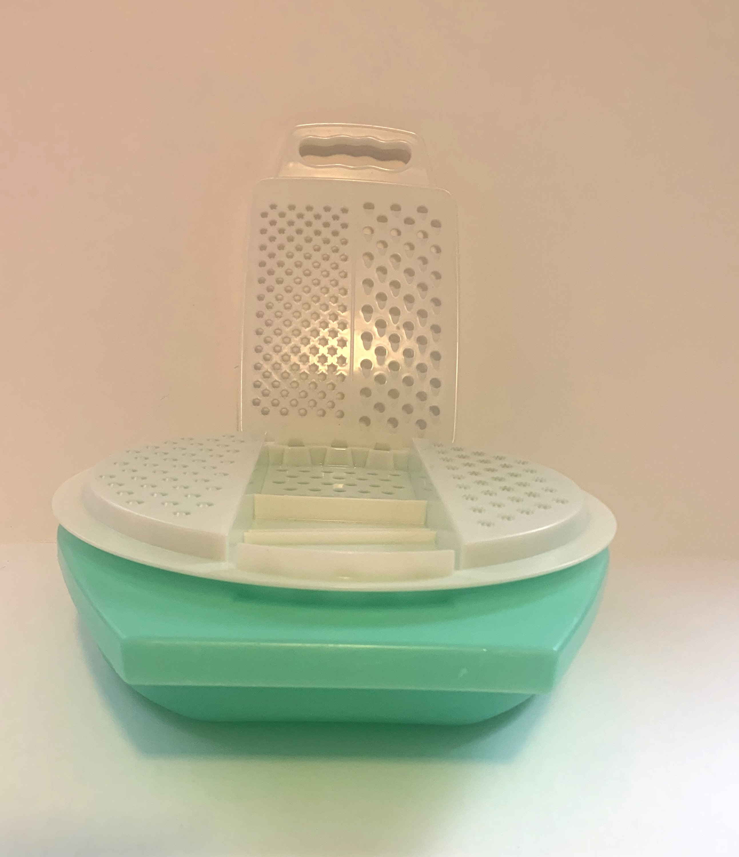 Tupperware Jadeite Green Cheese Grater With Container 786-7