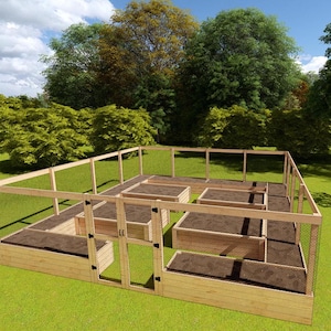 Peut inclure: Un grand enclos de jardin rectangulaire en bois comprenant plusieurs sections de plantation surélevées remplies de terre sombre. La structure est entourée d'un haut cadre en bois avec un grillage et inclut une porte centrale à charnières.