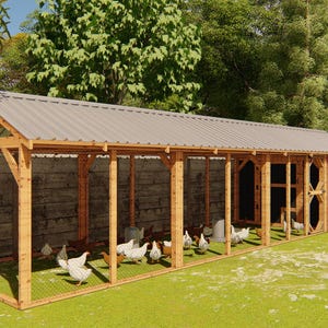 K&ouml;nnte beinhalten: Ein gro&szlig;er H&uuml;hnerstall aus Holz mit einem grauen Metalldach, auf einem gr&uuml;nen Rasen. Der Stall hat ein Drahtgeflecht und mehrere H&uuml;hner im Inneren. Die Struktur ist von B&auml;umen und einem Holzzaun umgeben.