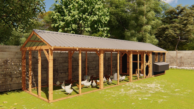 K&ouml;nnte beinhalten: Ein gro&szlig;er H&uuml;hnerstall aus Holz mit einem grauen Metalldach, auf einem gr&uuml;nen Rasen. Der Stall hat ein Drahtgeflecht und mehrere H&uuml;hner im Inneren. Die Struktur ist von B&auml;umen und einem Holzzaun umgeben.