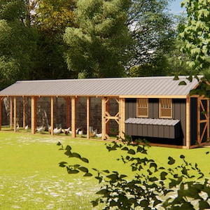 K&ouml;nnte beinhalten: Ein gro&szlig;er H&uuml;hnerstall aus Holz mit einem grauen Metalldach, der auf einem gr&uuml;nen Rasen steht. Der Stall hat eine dunkelbraune Au&szlig;enseite mit h&ouml;lzernen St&uuml;tzbalken und eine Reihe von H&uuml;hnern im Inneren. Der Hintergrund zeigt B&auml;ume und einen Holzzaun.