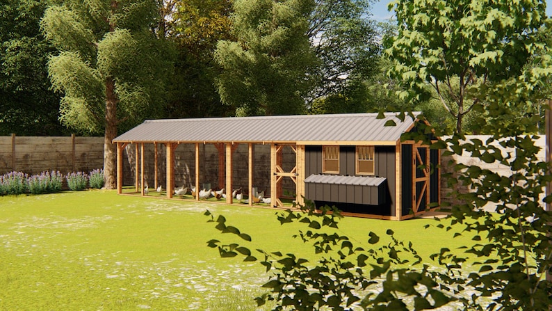 K&ouml;nnte beinhalten: Ein gro&szlig;er H&uuml;hnerstall aus Holz mit einem grauen Metalldach, der auf einem gr&uuml;nen Rasen steht. Der Stall hat eine dunkelbraune Au&szlig;enseite mit h&ouml;lzernen St&uuml;tzbalken und eine Reihe von H&uuml;hnern im Inneren. Der Hintergrund zeigt B&auml;ume und einen Holzzaun.