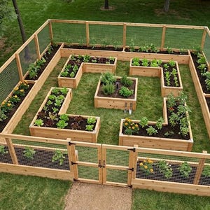 Può includere: Un grande sistema di orto rialzato quadrato in legno con diverse fioriere a forma di L e una centrale quadrata. L'intera struttura è recintata da una staccionata in legno con pannelli in rete metallica e un cancello d'ingresso doppio.