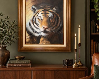 Puede incluir: Un óleo enmarcado que muestra el rostro de un tigre con pelaje naranja, negro y blanco sobre un fondo oscuro. La obra está contenida en un marco de madera grueso y ornamentado con un borde interior color crema, capturando la mirada intensa del tigre.