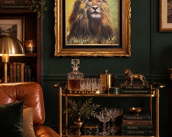 Puede incluir: Un carrito de bar de metal dorado con dos estantes de cristal, que contiene un decantador de cristal, varios vasos tallados, una cubitera de latón, una figura de león de latón y libros titulados Fine Spirits, Cocktails, Art, Travel y Great Cities.