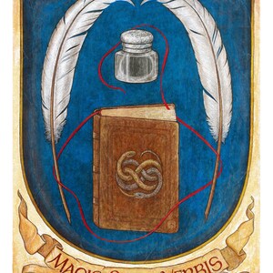 Puede incluir: Un escudo azul y dorado con un libro, dos plumas, un tintero y una cinta roja. El libro tiene una cubierta de cuero marr&oacute;n con un dise&ntilde;o de serpiente. La cinta est&aacute; atada alrededor del libro y las plumas. El escudo tiene una pancarta en la parte inferior con el texto "Magis quam verbis".