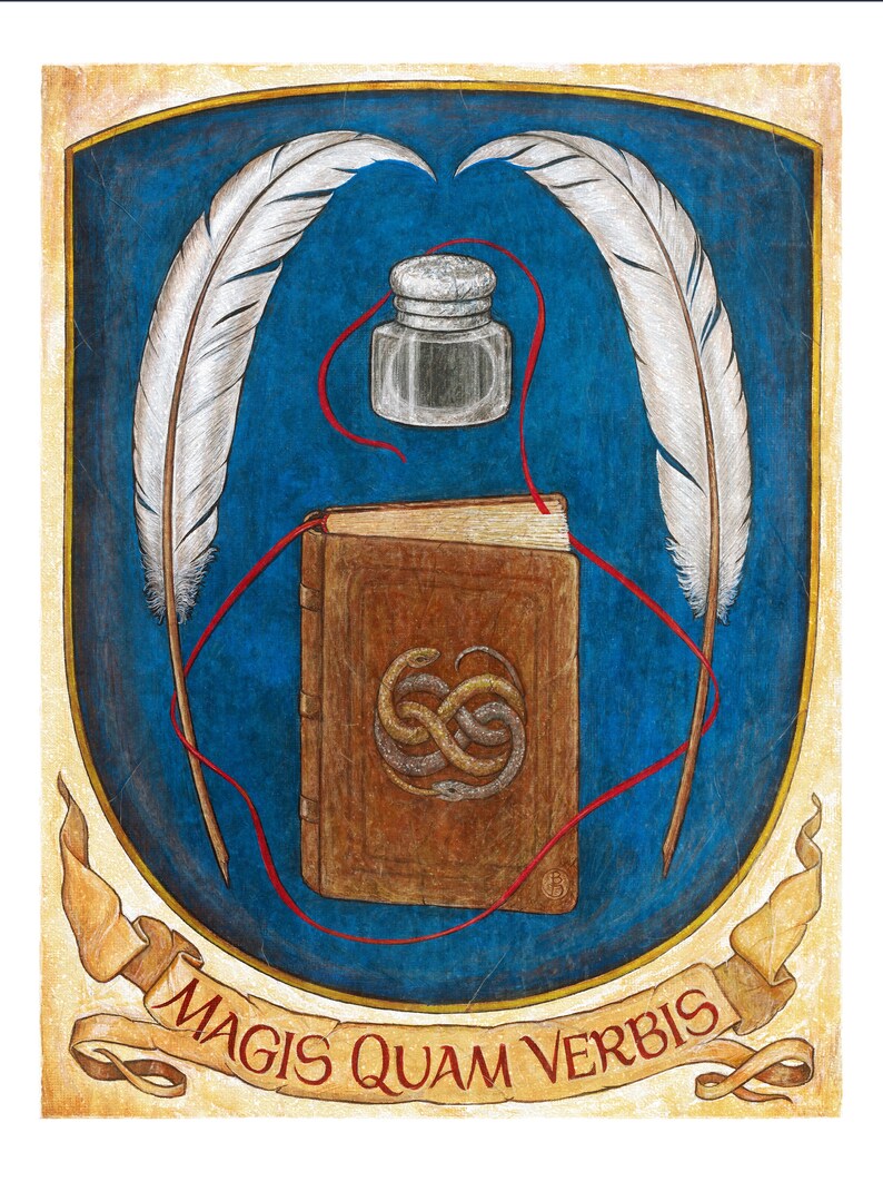 Puede incluir: Un escudo azul y dorado con un libro, dos plumas, un tintero y una cinta roja. El libro tiene una cubierta de cuero marr&oacute;n con un dise&ntilde;o de serpiente. La cinta est&aacute; atada alrededor del libro y las plumas. El escudo tiene una pancarta en la parte inferior con el texto "Magis quam verbis".